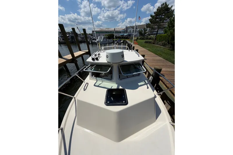Slide: The Image of 2005 Parker 2520 Modified Vee Sport Cabin docked, showcasing cabin and deck features. - 27