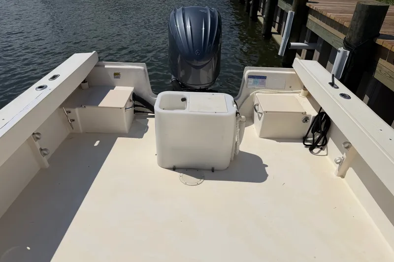 Slide: The Image of 2005 Parker 2520 Modified Vee Sport Cabin boat deck with outboard motor. - 15