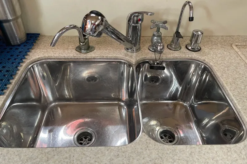Slide: The Image of Stainless steel double sink with faucets on Island Packet 440, 2006 model. - 72