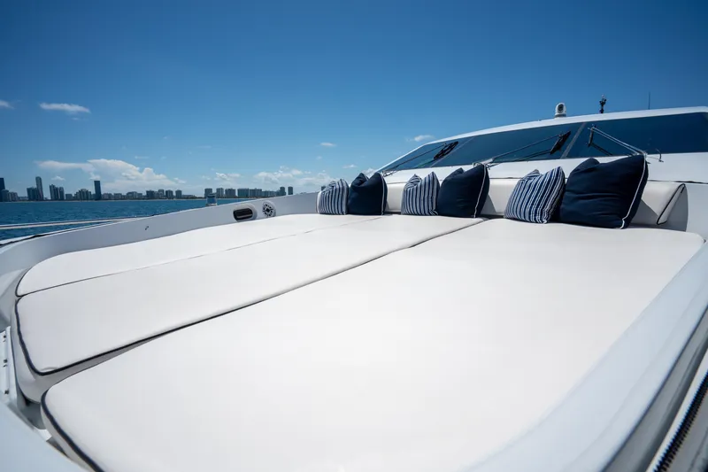 Slide: The Image of Luxurious 2008 Arno Leopard 31 yacht with sunbathing deck and cushions, city skyline view. - 71