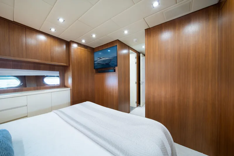 Slide: The Image of Luxurious cabin interior of 2008 Arno Leopard 31 yacht with wood paneling and modern lighting. - 45