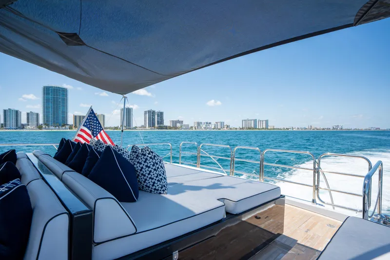 Slide: The Image of Luxury yacht Arno Leopard 31, 2008 model, cruising with city skyline view. - 62