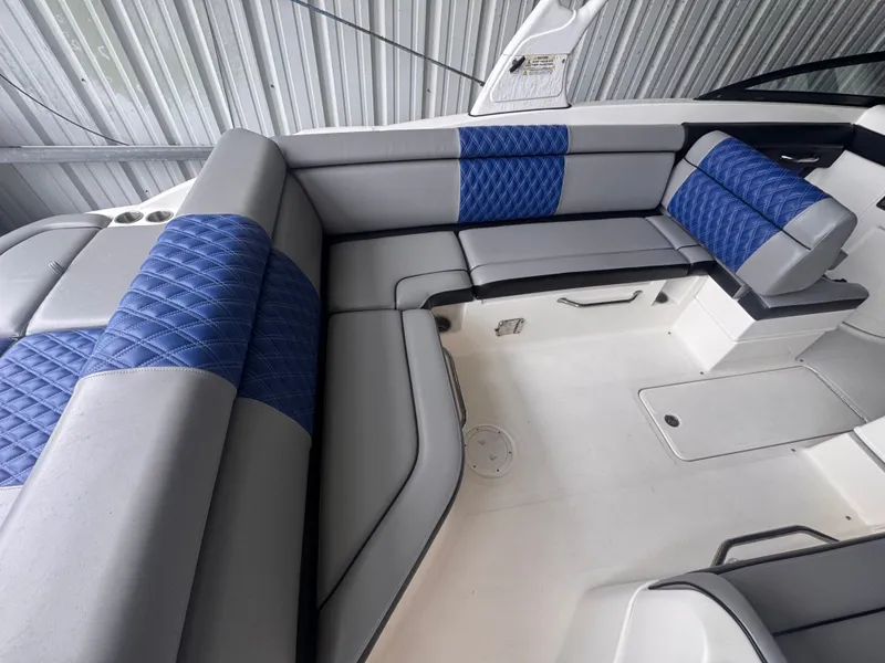Slide: The Image of Sea Ray 270 Sundeck Outboard 2016 - 7