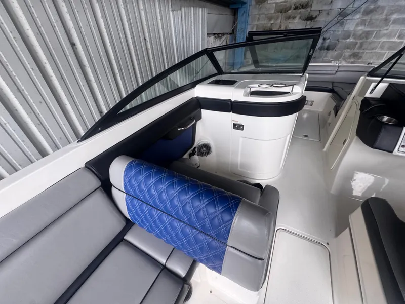 Slide: The Image of Sea Ray 270 Sundeck Outboard 2016 - 9
