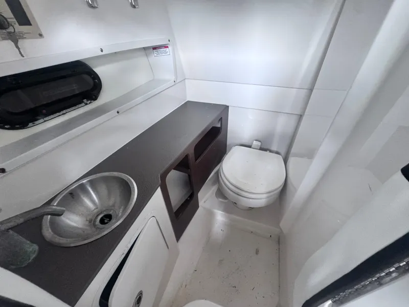 Slide: The Image of Sea Ray 270 Sundeck Outboard 2016 - 10