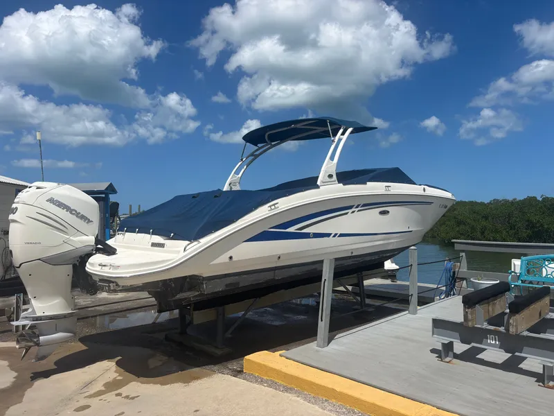 The Image of Sea Ray 270 Sundeck Outboard 2016 - 0