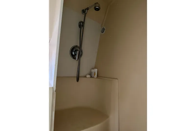 Slide: The Image of Shower area inside 1995 Cruisers Yachts 3570 Esprit boat. - 35