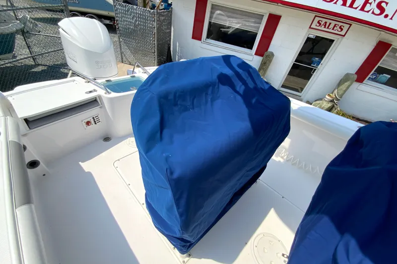 Slide: The Image of 2016 Everglades 230 Center Console boat with blue seat covers and Yamaha 300 engine. - 28