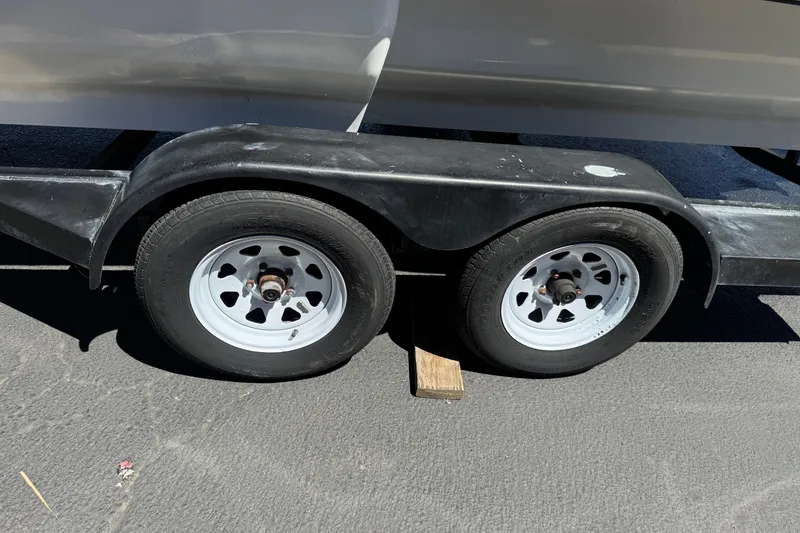 Slide: The Image of Trailer with dual wheels, Razor 258 pf model, 2019, parked on asphalt. - 32