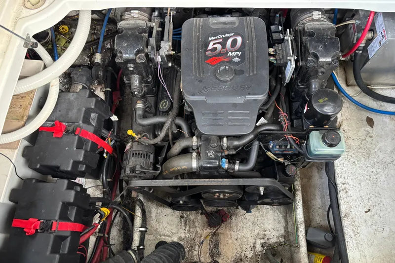 Slide: The Image of Engine compartment of a 2003 Maxum 2500 SCR with MerCruiser 5.0 MPI engine. - 17