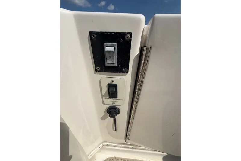Slide: The Image of Control panel on a 1991 Sea Ray 630 Super Sun Sport yacht. - 21