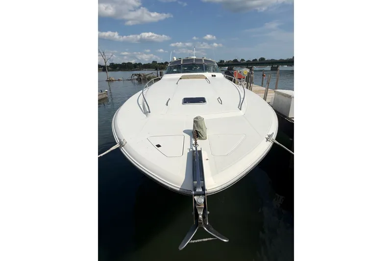 Slide: The Image of 1991 Sea Ray 630 Super Sun Sport yacht docked on a sunny day. - 4