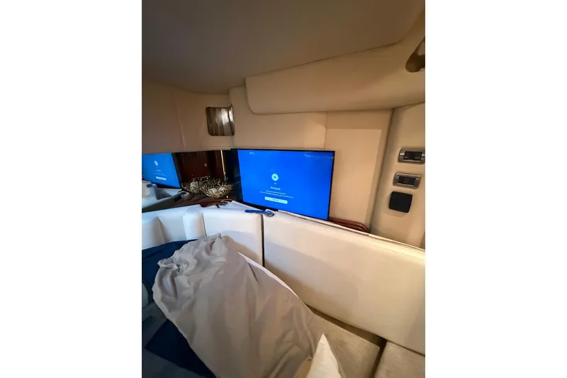 Slide: The Image of Interior of 2004 Sea Ray 550 Sundancer yacht with TV and comfortable seating. - 102