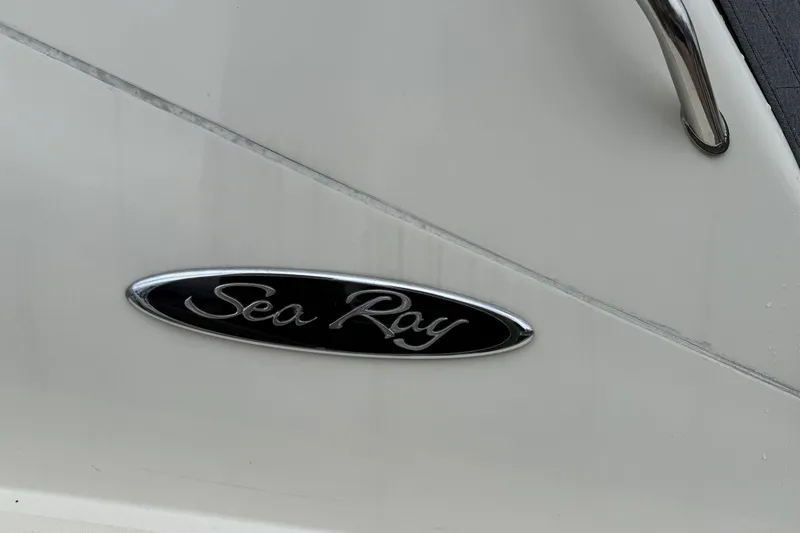 Slide: The Image of 2004 Sea Ray 550 Sundancer logo on white boat exterior. - 113