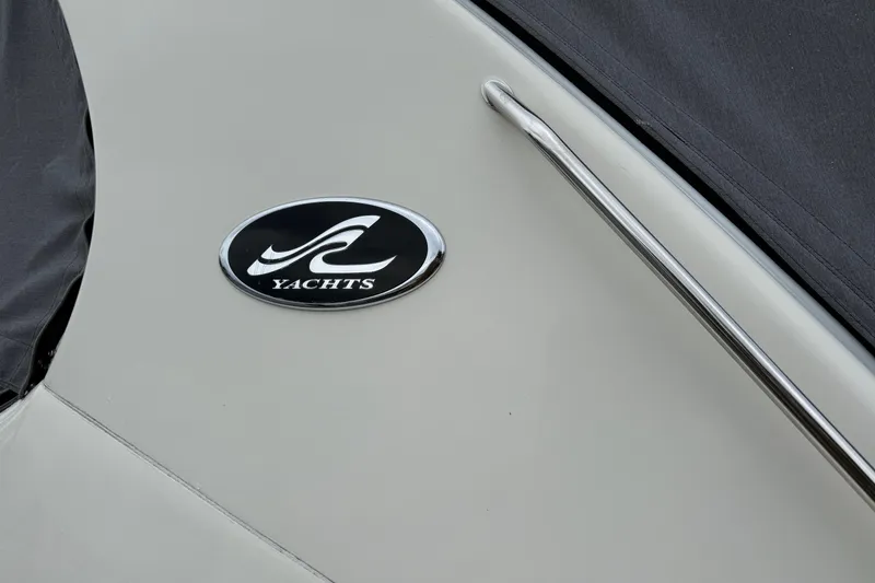 Slide: The Image of 2004 Sea Ray 550 Sundancer yacht emblem and railing detail. - 114