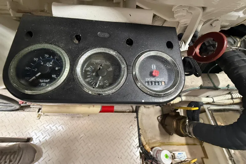 Slide: The Image of Gauges and engine hours display on 2004 Sea Ray 550 Sundancer boat. - 49