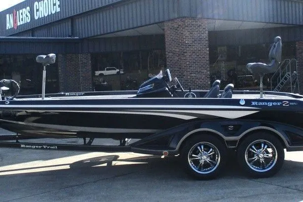 The Image of 2015 Ranger Z521 Comanche boat parked outside Anglers Choice store. - 0