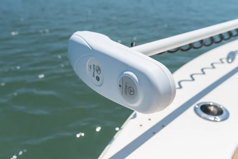 Slide: The Image of Trolling motor on 2019 Scout 251 XSS boat, with water in the background. - 21