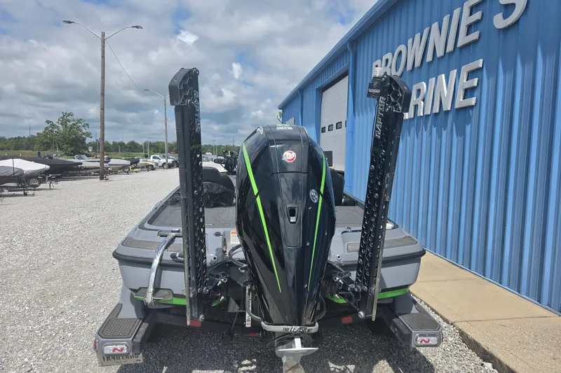 Slide: The Image of 2023 Nitro Z21 XL boat at Brownie's Marine dealership, rear view. - 12