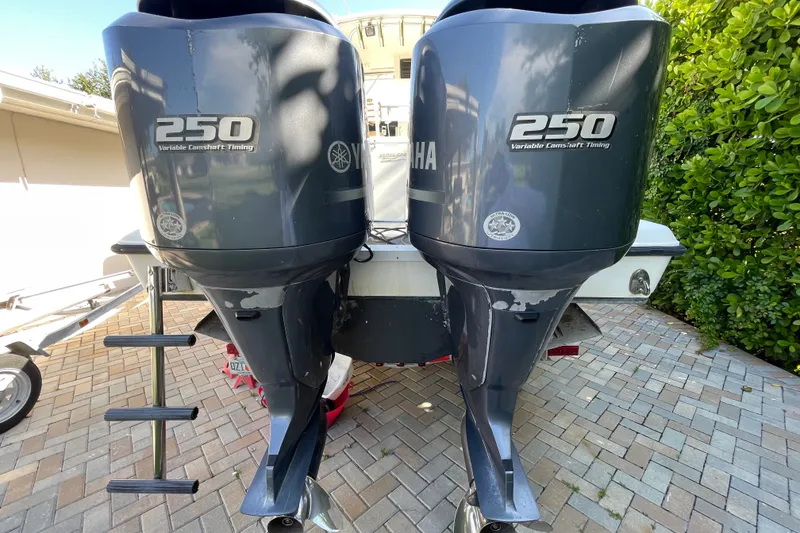 Slide: The Image of Twin Yamaha 250 outboard engines on a 2001 Hydra-Sports Vector 2800 WA boat. - 41