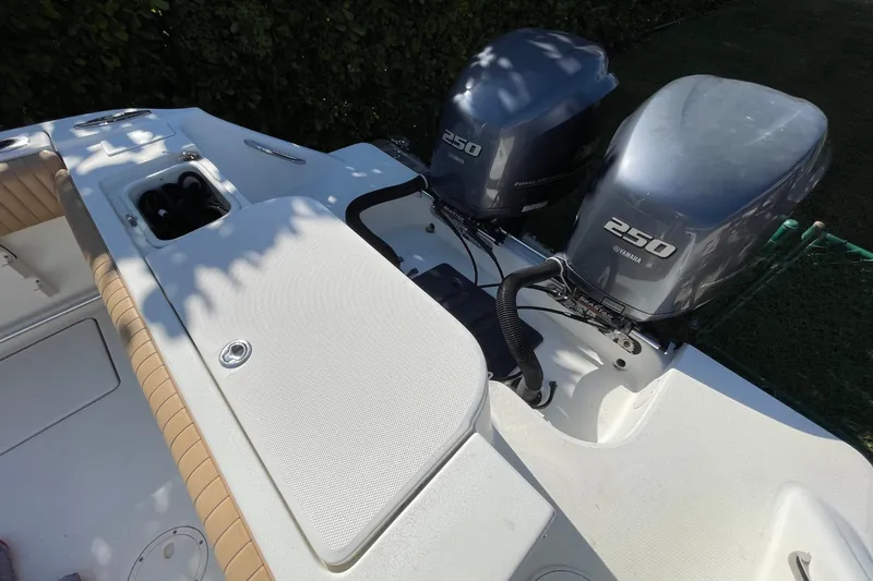 Slide: The Image of The image shows the stern of a Hydra-Sports Vector 2800 WA with two outboard engines. - 18