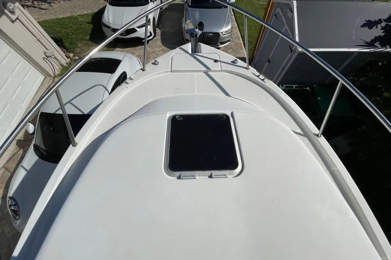 Slide: The Image of Top view of a 2001 Hydra-Sports Vector 2800 WA boat deck with hatch. - 23