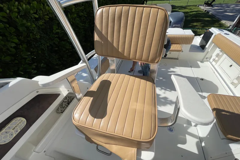 Slide: The Image of 2001 Hydra-Sports Vector 2800 WA boat interior with tan seating and stainless steel accents. - 33