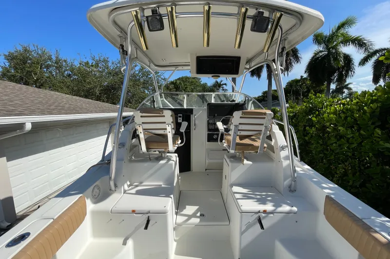 Slide: The Image of 2001 Hydra-Sports Vector 2800 WA boat interior with seating and control panel. - 20