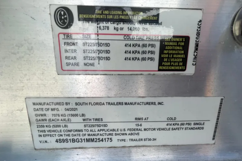 Slide: The Image of Label displaying tire and loading information for a 2001 Hydra-Sports Vector 2800 WA. - 54