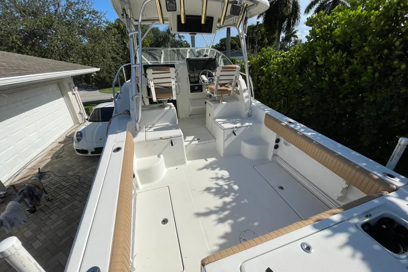 Slide: The Image of 2001 Hydra-Sports Vector 2800 WA boat with spacious deck and seating. - 17