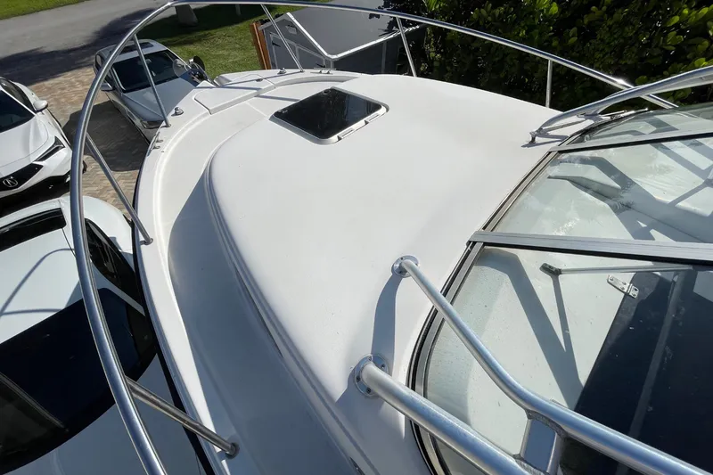 Slide: The Image of The image shows the foredeck of a 2001 Hydra-Sports Vector 2800 WA boat with railing. - 21
