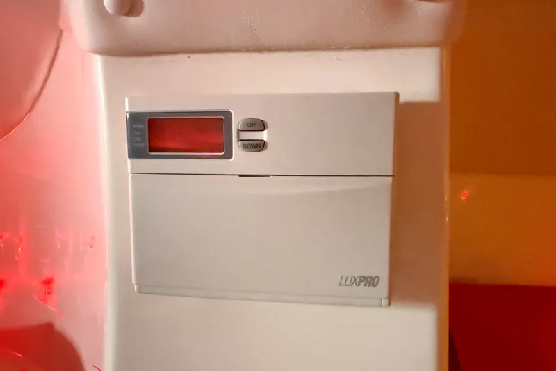 Slide: The Image of LuxPro thermostat on Sonic 45 SS boat, model year 2000, with red display and control buttons. - 19