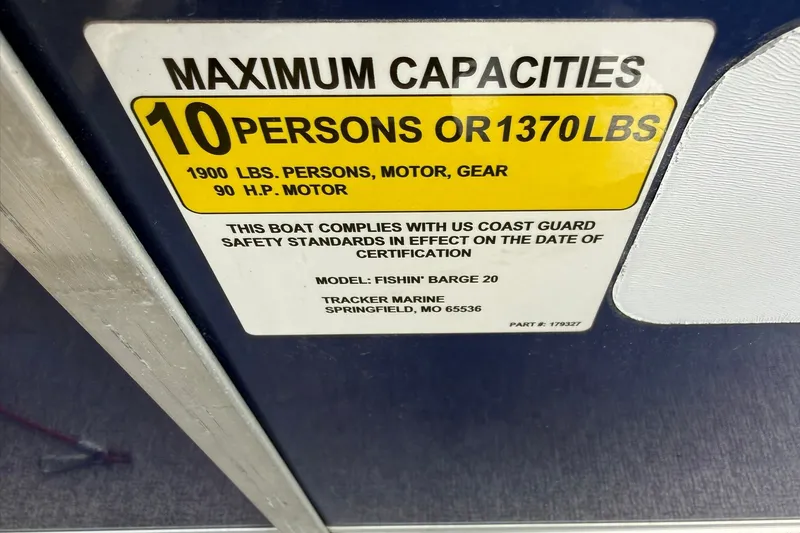 Slide: The Image of Capacity label for 2016 Sun Tracker Fishin' Barge 20 DLX, 10 persons or 1370 lbs. - 14