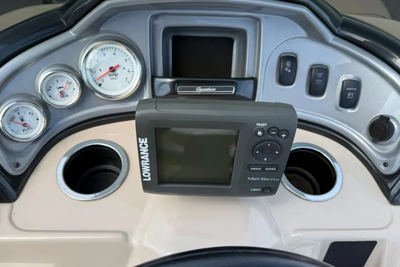 Slide: The Image of Dashboard of a 2016 Sun Tracker Fishin' Barge 20 DLX with Lowrance fish finder. - 15