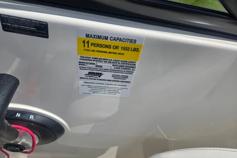 Slide: The Image of Bayliner DX 2250 boat capacity label, 11 persons or 1552 lbs, 2020 model. - 17