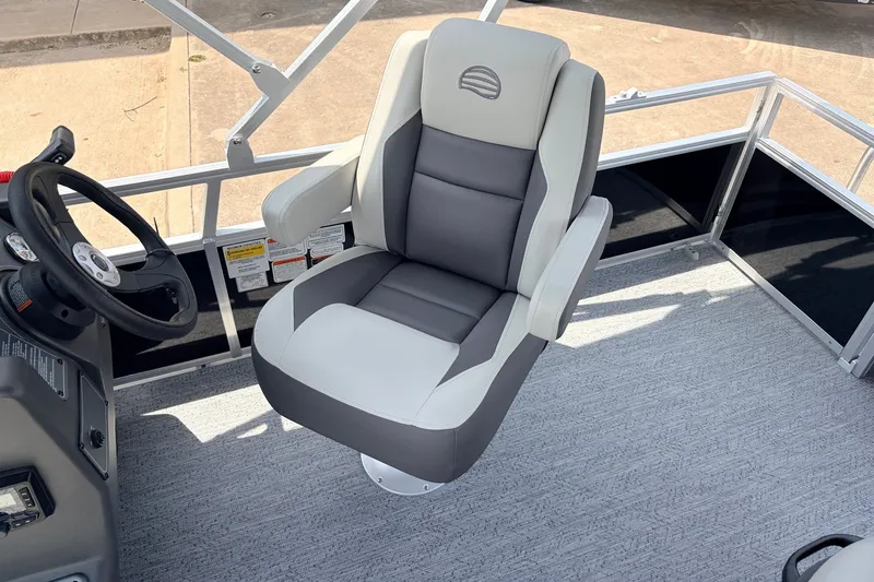 Slide: The Image of Captain's chair on 2027 Sun Tracker Bass Buggy 18 DLX pontoon boat. - 24