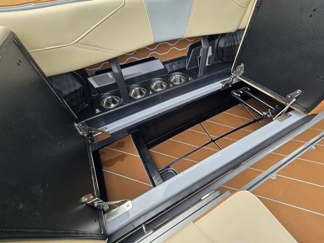 Slide: The Image of Malibu Wakesetter 23 LSV 2027 - 34
