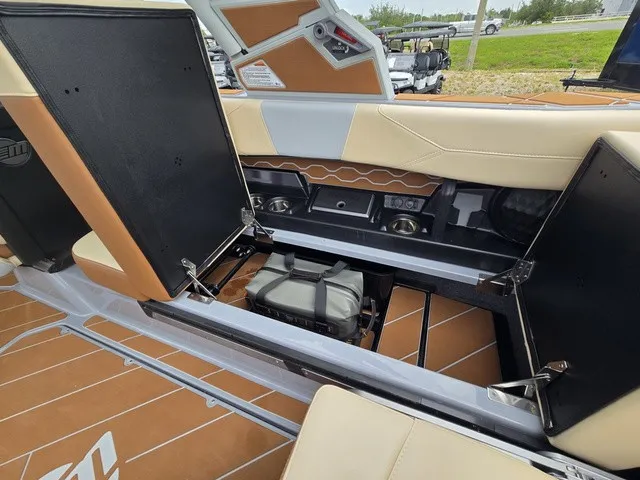 Slide: The Image of Malibu Wakesetter 23 LSV 2027 - 33