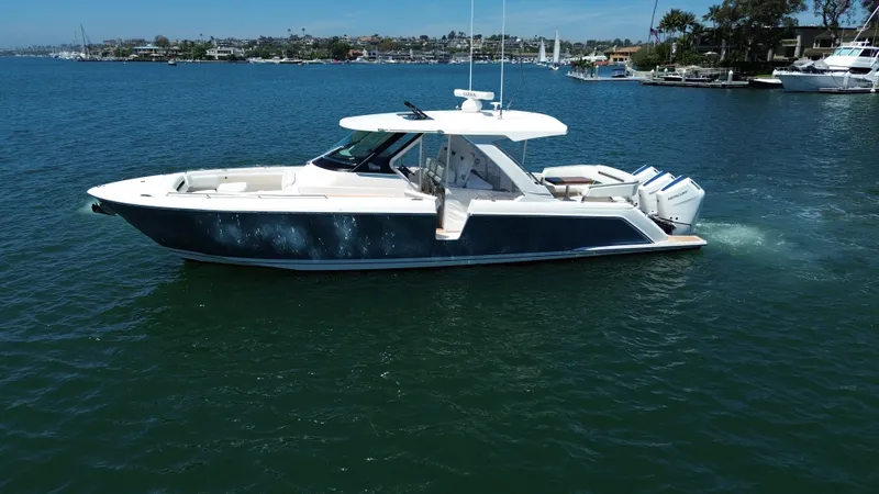 The Image of Tiara 38 LS 2024 - 0