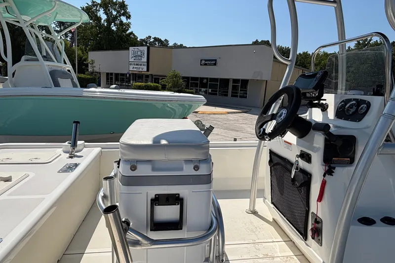 Slide: The Image of 2019 Mako Pro Skiff 19 CC boat interior with steering console and seating. - 18