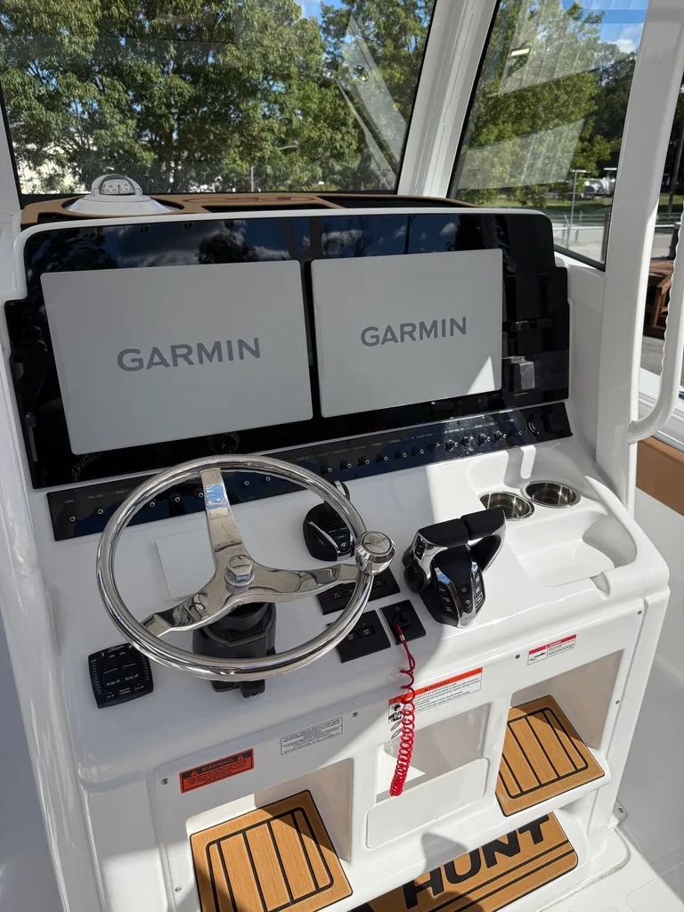 Slide: The Image of Sea Hunt Ultra 285 SE 2026 - 12