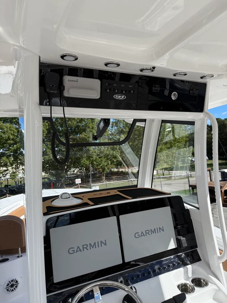 Slide: The Image of Sea Hunt Ultra 285 SE 2026 - 13