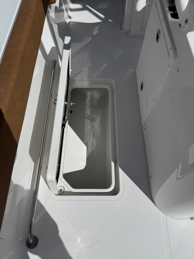 Slide: The Image of Sea Hunt Ultra 285 SE 2026 - 15