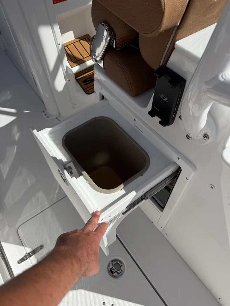 Slide: The Image of Sea Hunt Ultra 285 SE 2026 - 16