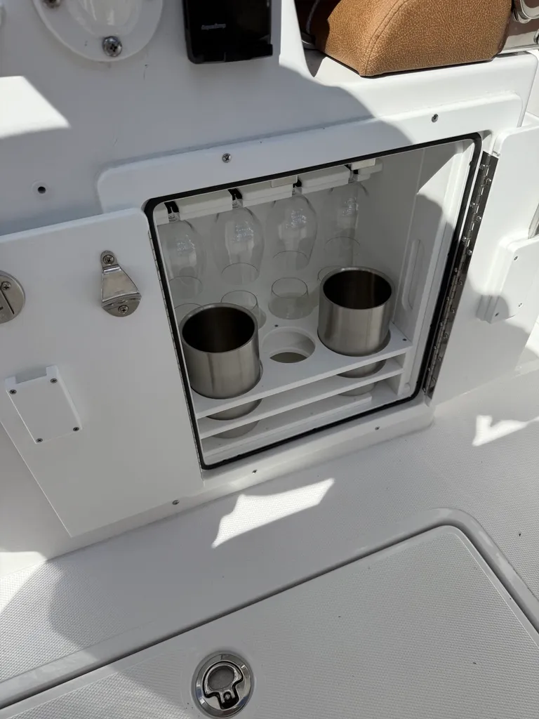 Slide: The Image of Sea Hunt Ultra 285 SE 2026 - 20