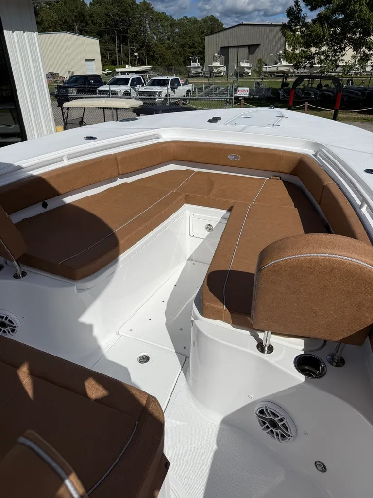 Slide: The Image of Sea Hunt Ultra 285 SE 2026 - 6