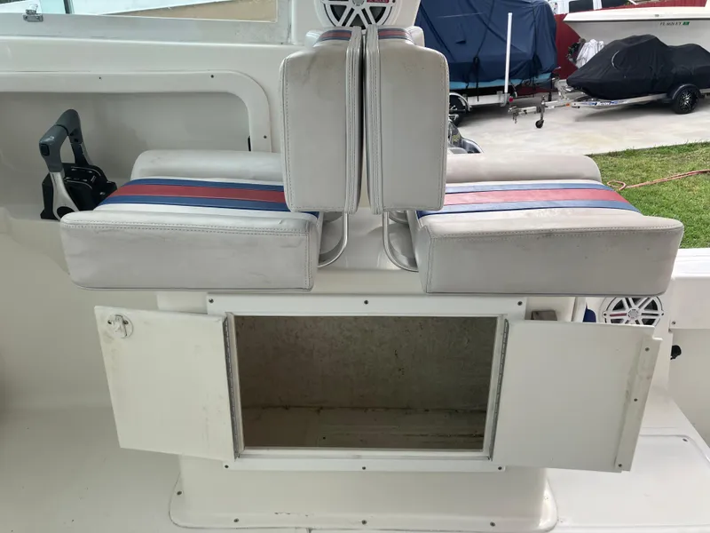 Slide: The Image of 2000 Baha Cruisers 272 Sportfish boat seating and storage compartment. - 30