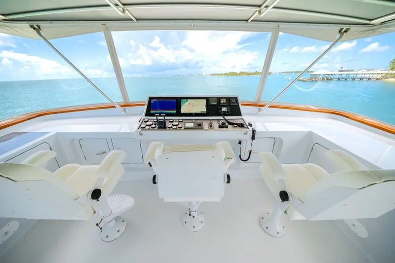 Slide: The Image of The image shows the helm of a 1992 Palmer Johnson 80 VRIPACK DOGGERS BANK with three white seats and a modern control panel. - 22