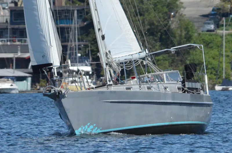 Slide: The Image of Eine graue Segelyacht vom Typ Brewer Cutter aus dem Jahr 2005 segelt auf einem ruhigen Gewässer. - 20