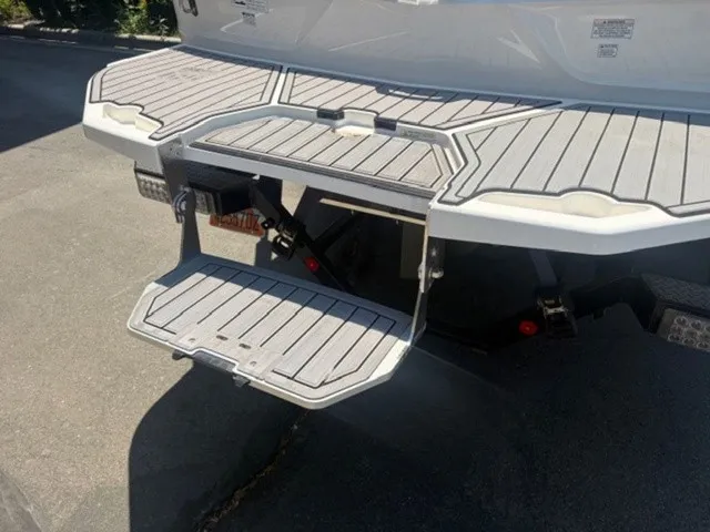 Slide: The Image of MasterCraft XT23 2023 - 9